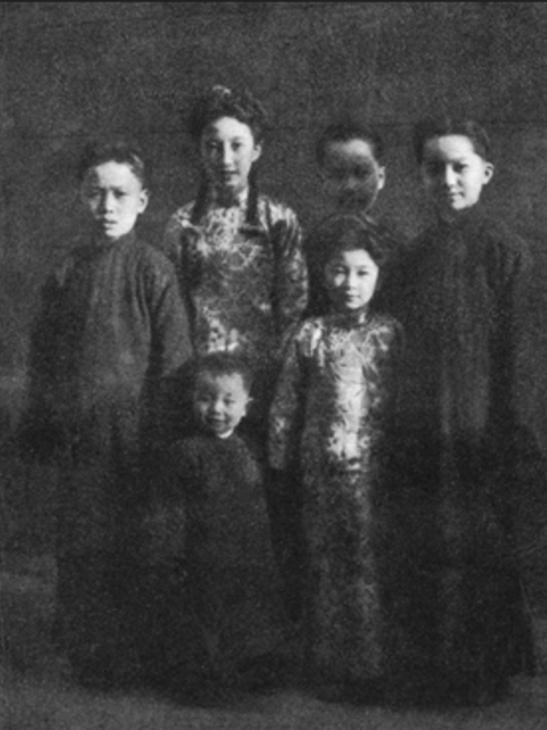 兄妹五人，小男孩未知